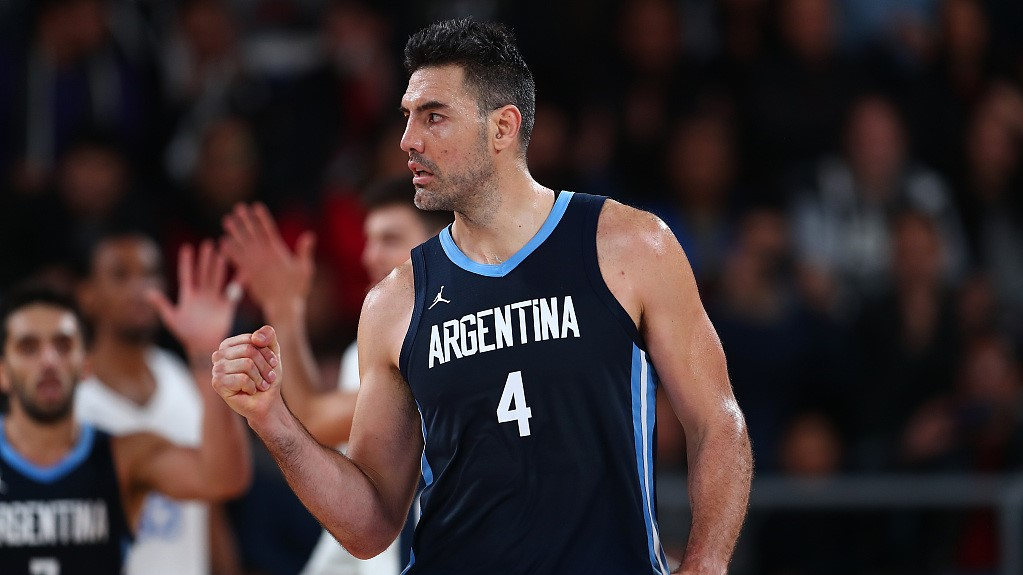 Ex-jogador da seleção argentina deixa futebol para jogar basquete