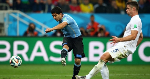 Atacante Suárez chuta para garantir a vitória do Uruguai contra a Inglaterra
