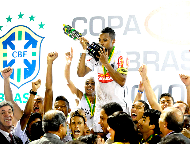 Atacante liderou os meninos do Peixe no título da Copa do Brasil de 2010