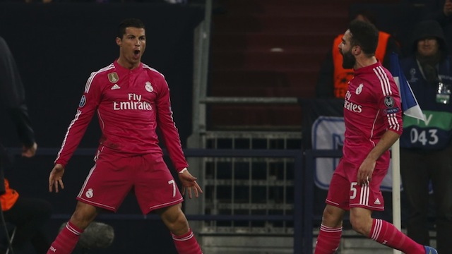 Artilheiro, Cristiano Ronaldo comemora seu gol contra alemães do Schalke