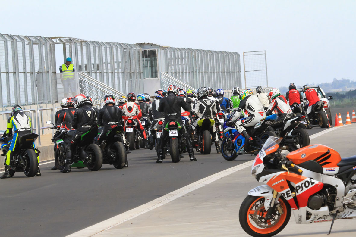 Criança Louca Andando De Moto Rápido Na Estrada Divertida Correndo