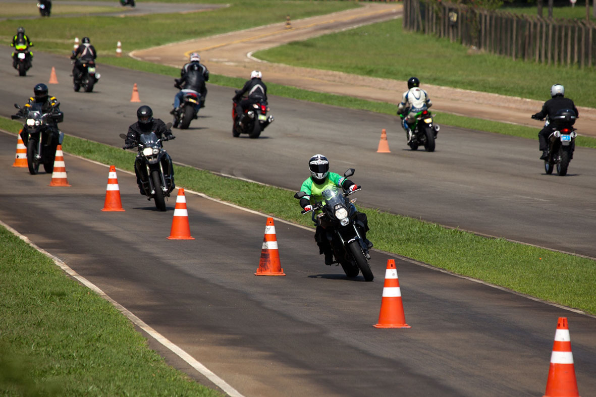 Escola de Pilotagem para motos e Track Day