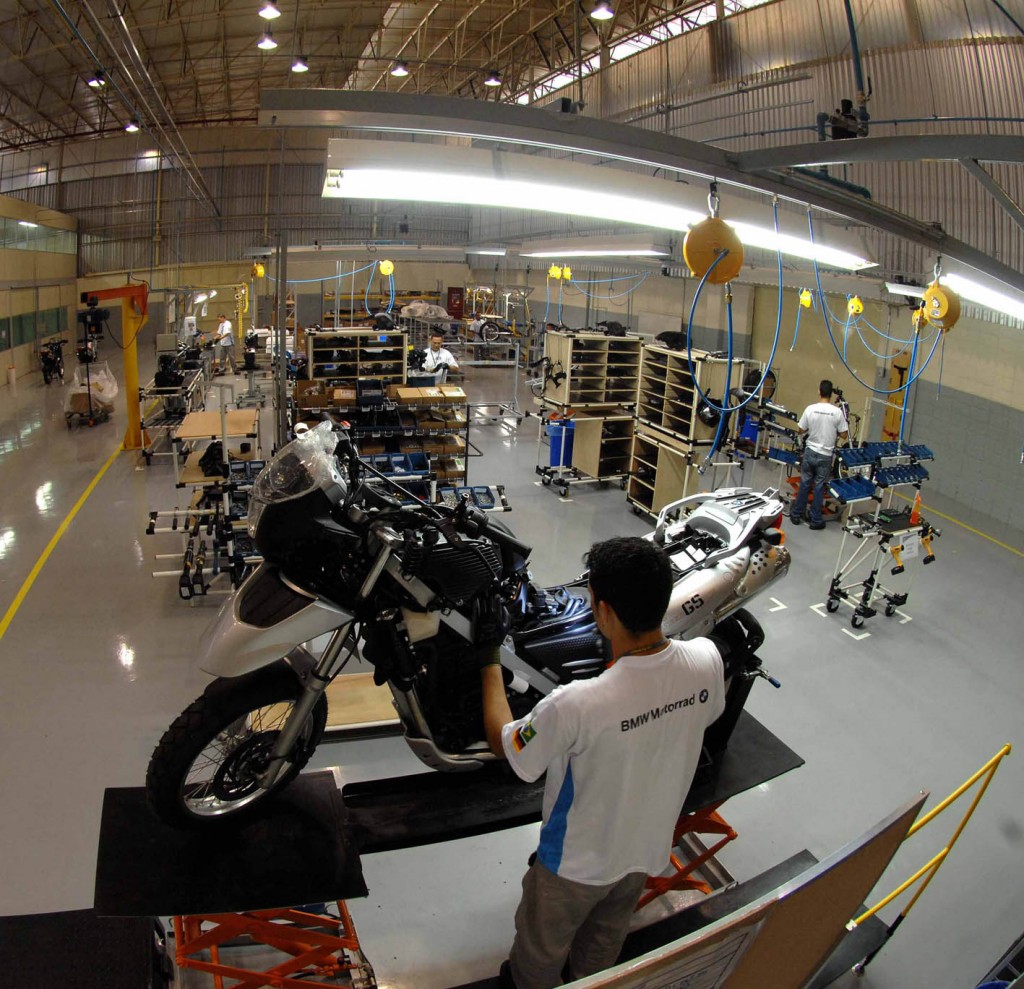 Linha de montagem da BMW G 650 GS na fábrica da Dafra em Manaus (AM)
