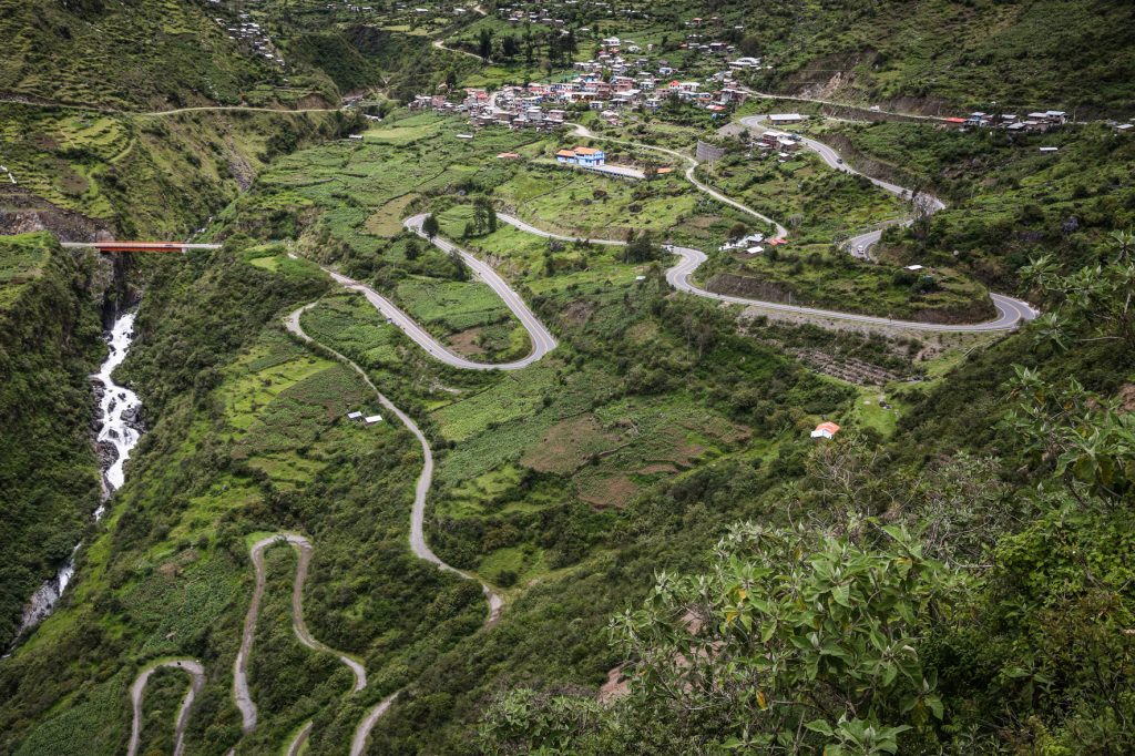 Brasil-Peru: Curvas e "soroche" rumo a Cusco - UOL Carros