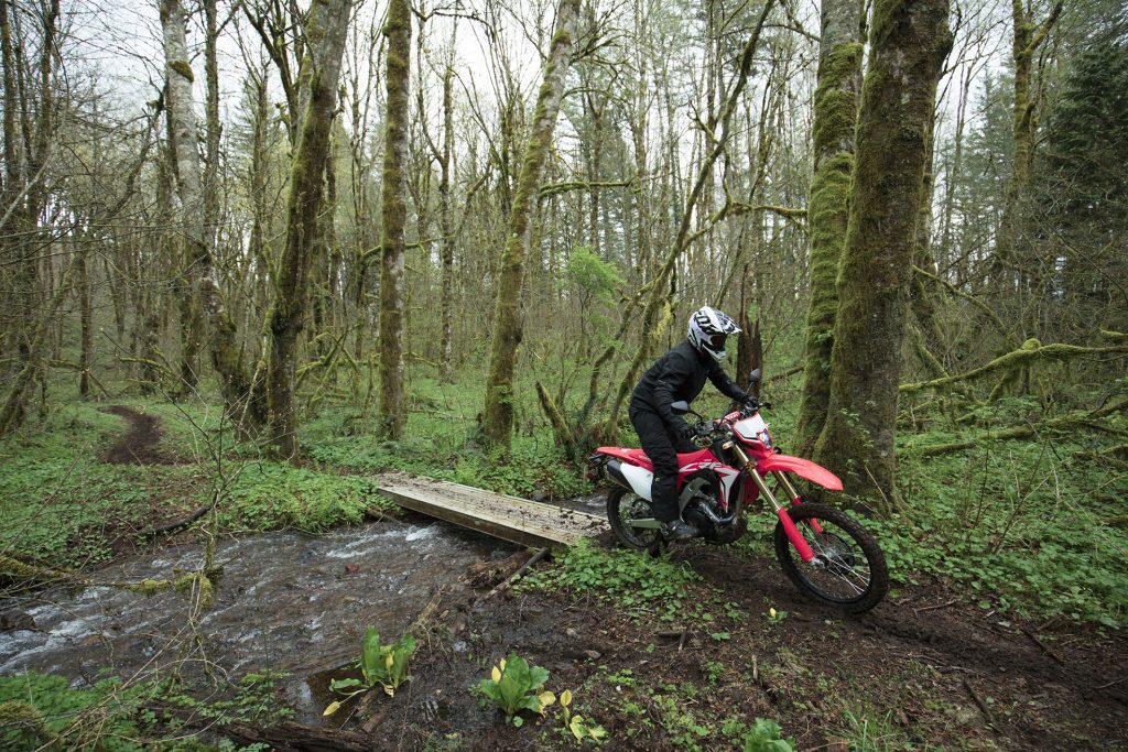 Nova Honda CRF 450L é moto de trilha para rodar na rua