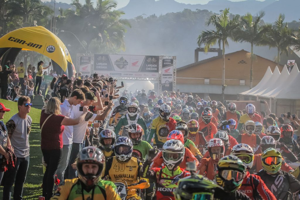 Maior encontro de motos off-road do mundo reúne mais de 3.000 pessoas em SC  - UOL Carros