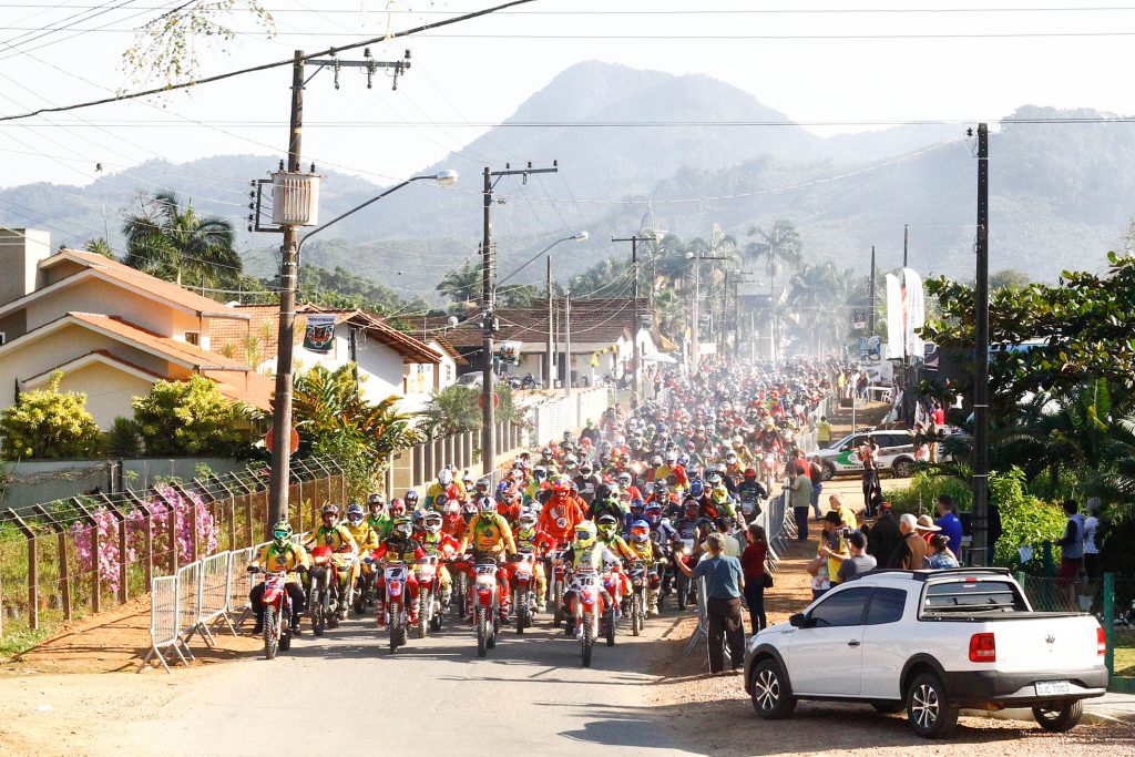 Maior encontro de motos off-road do mundo reúne mais de 3.000 pessoas em SC  - UOL Carros