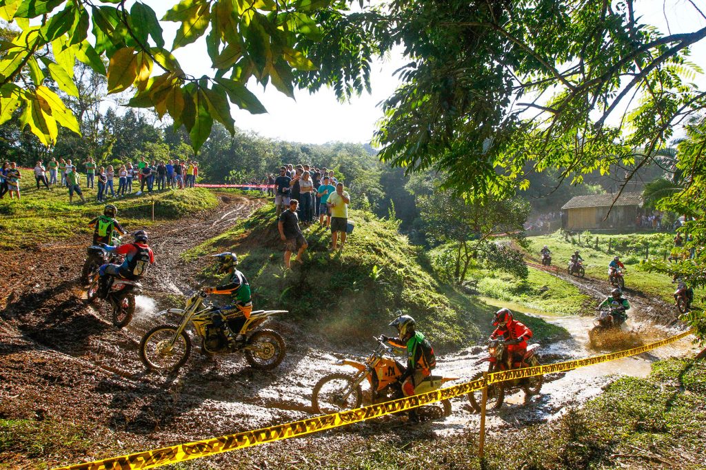 Maior encontro de motos off-road do mundo reúne mais de 3.000 pessoas em SC  - UOL Carros