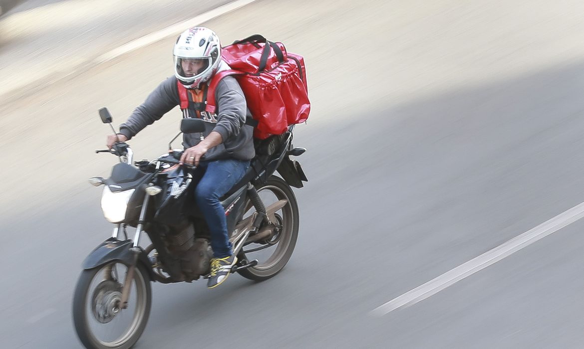 Serviço de Entrega de Moto boy com Moto de Corrida e Entregador