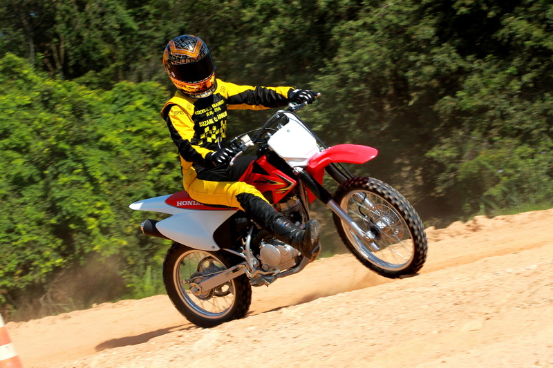 CRF 150F: Uma opção divertida para iniciantes no off road - moto.com.br