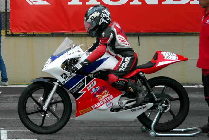 Brasileiro de 14 anos ganha corrida de motovelocidade na Espanha - Carros  UOL - UOL Carros