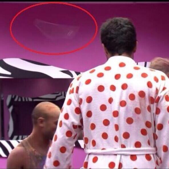 ...mas não conseguiram evitar que Marcelo descontasse a raiva nos objetos da casa. Esta é a parte do mezanino que voou e atingiu o rosto de Clara, que subia as escadas.