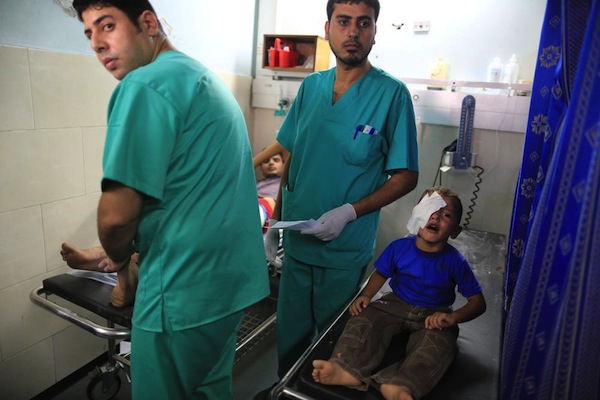 Criança palestina vítima de ataque é atendida em hospital - Emad Nassar/Al Jazeera