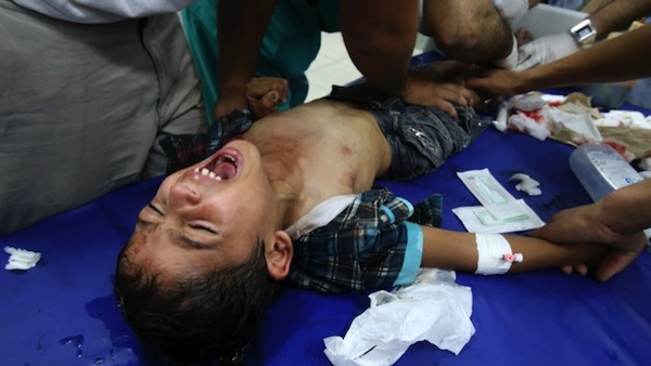 Médicos palestinos seguram menino que teria sido ferido em um ataque israelense (Ibraheem Abu Mustafa/Reuters)