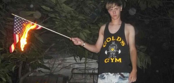 Dylann Roof confessou ser responsável pela morte de nove pessoas após abrir fogo em uma igreja frequentada por afrodescendentes na Carolina do Sul, nos EUA, em 2015. Reconhecendo-se como 