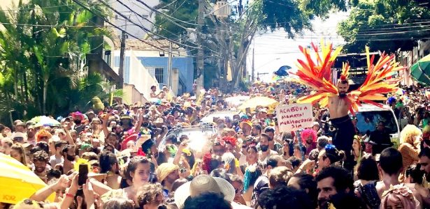 No Carnaval, a rua avisa que o atraso terá que suar a camisa para se impor