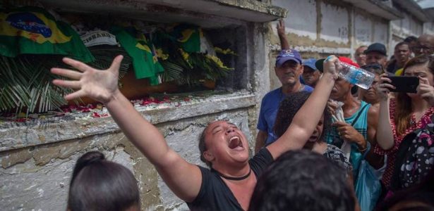 Exército não matou ninguém, diz Bolsonaro. No Brasil, negro pobre é ninguém