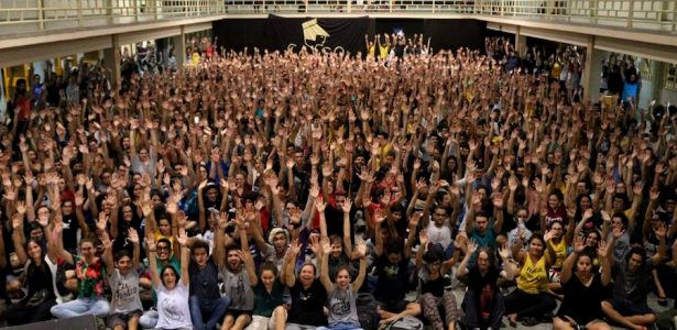 Governo instiga protestos ao defender polícia para censurar universidade