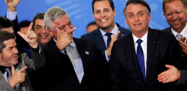 Bolsonaro gasta mais energia defendendo armas do que políticas de emprego