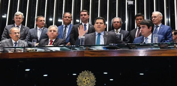 Brasil reduz aposentadorias da classe média. Terá coragem de taxar ricos?