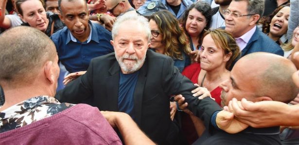 Tribunal condena Lula, joga decisão ao STF e turva cenário para 2022