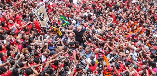 Livre, Lula faz sombra em Bolsonaro, que finge ignorá-lo