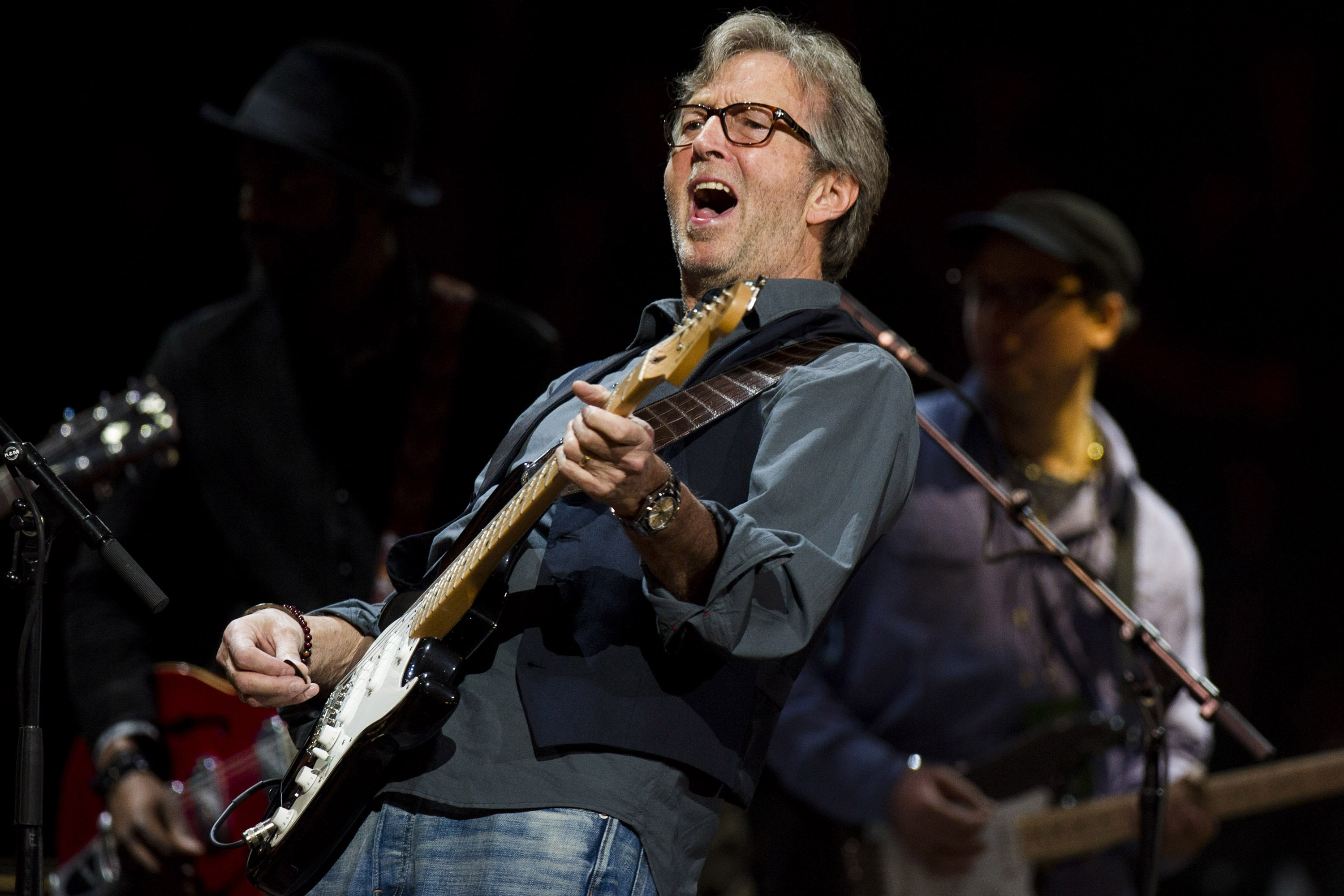 Nos 70 anos de Eric Clapton, relembre grandes momentos do slowhand