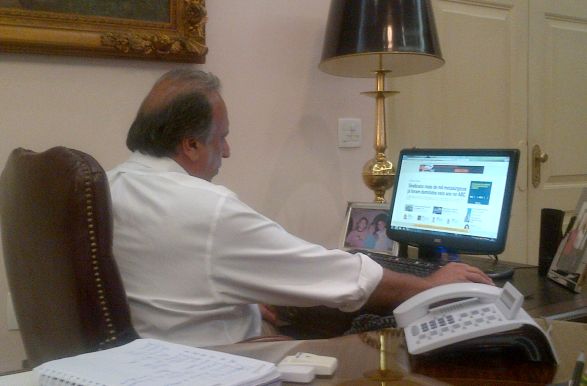 O governador atento ao noticiário online, em seu gabinete.