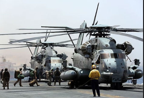 Helicópteros em porta-aviões dos EUA: o país é líder em gastos, com meio trilhão de dólares. Foto: OTAN