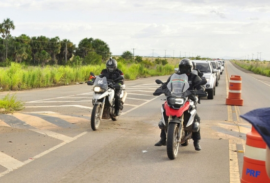 O rei Abdullah, na moto branca, à esquerda: seguido por dois seguranças em todo o trajeto. Foto: Folha BV