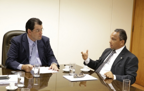 Sibá (E) com o ministro Eduardo Braga - estão envolvidos diretamente no diálogo com os bolivianos. 