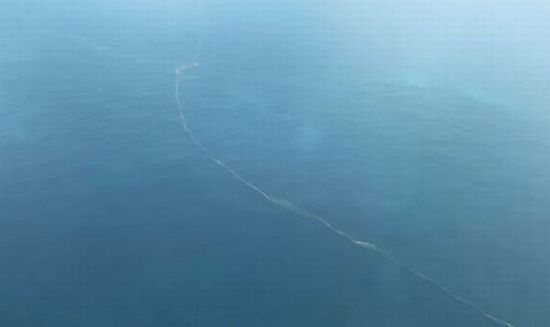 Uma das imagens aéreas do litoral sul da Bahia de quando surgiu a suspeita de lama: indícios de despejo de líquido em rota marítima
