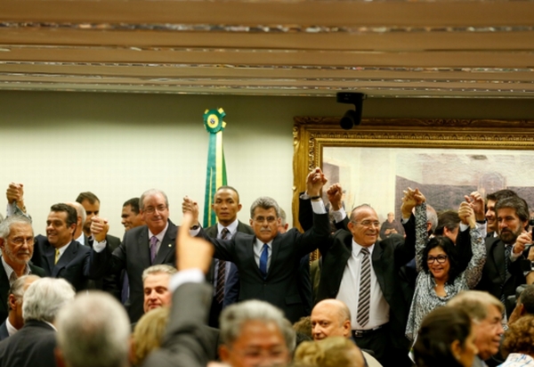 Adalclever, ao lado de Cunha (E), comemorando o rompimento com o Governo