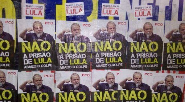 Cartazes contra possível prisão de Lula aparecem em Brasília - Política -  Política
