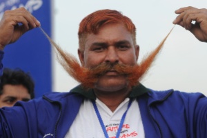 o-paquistanes-saddi-muhammad-bateu-recorde-mundial-ao-puxar-um-caminha-de-1700-kg-com-o-bigode-1350834713592_300x200