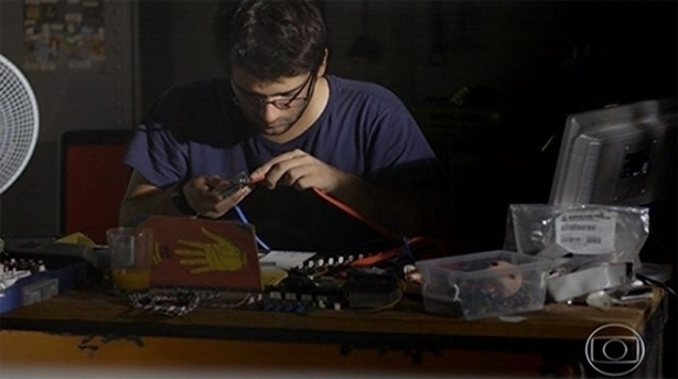 Ao estilo ''startup de garagem'', o hacker Davi Reis monta um computador para crianças