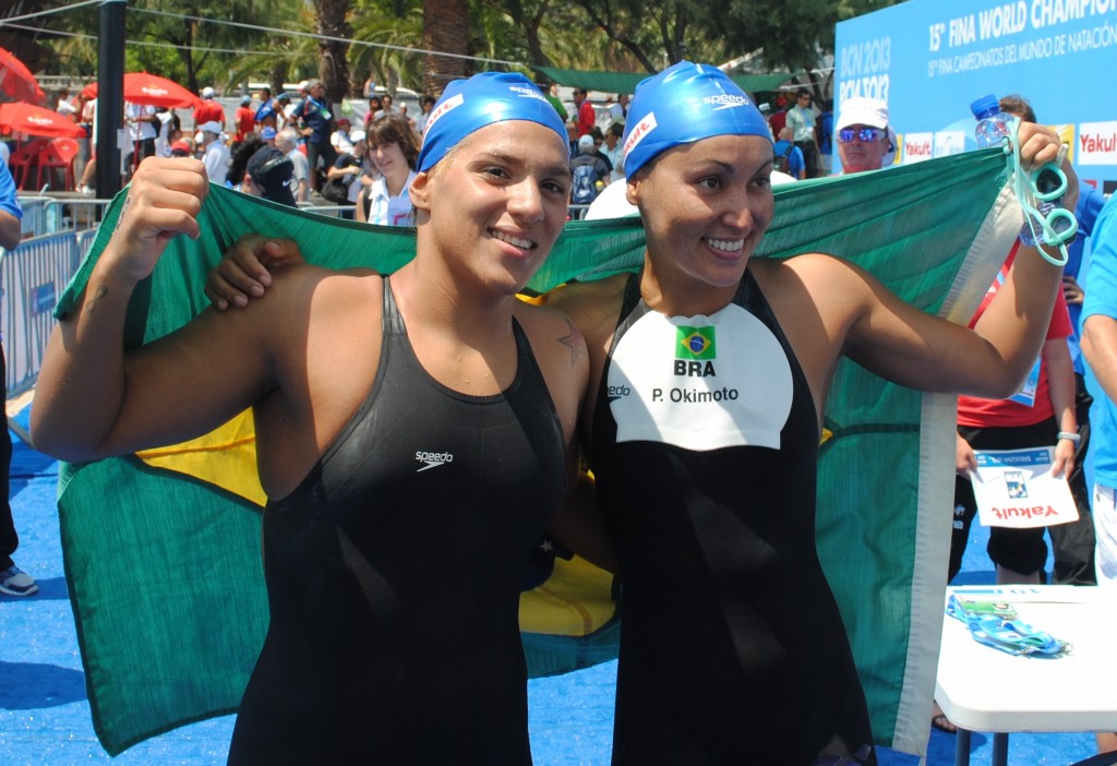 Ana Marcela Cunha e Poliana Okimoto, após a inédita dobradinha nos 10 km no Mundial de Barcelona (foto: Daniel Takata)