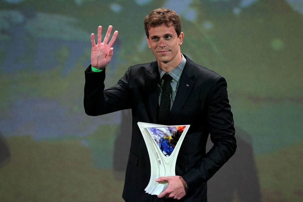 Cesar Cielo e seu troféu em uma das três edições que venceu o Prêmio Brasil Olímpico (foto: Satiro Sodré)