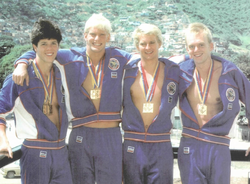 Carey, Lundquist, Gribble e Gaines com suas medalhas do 4x100m medley (foto: Tim Morse/Swimming World)