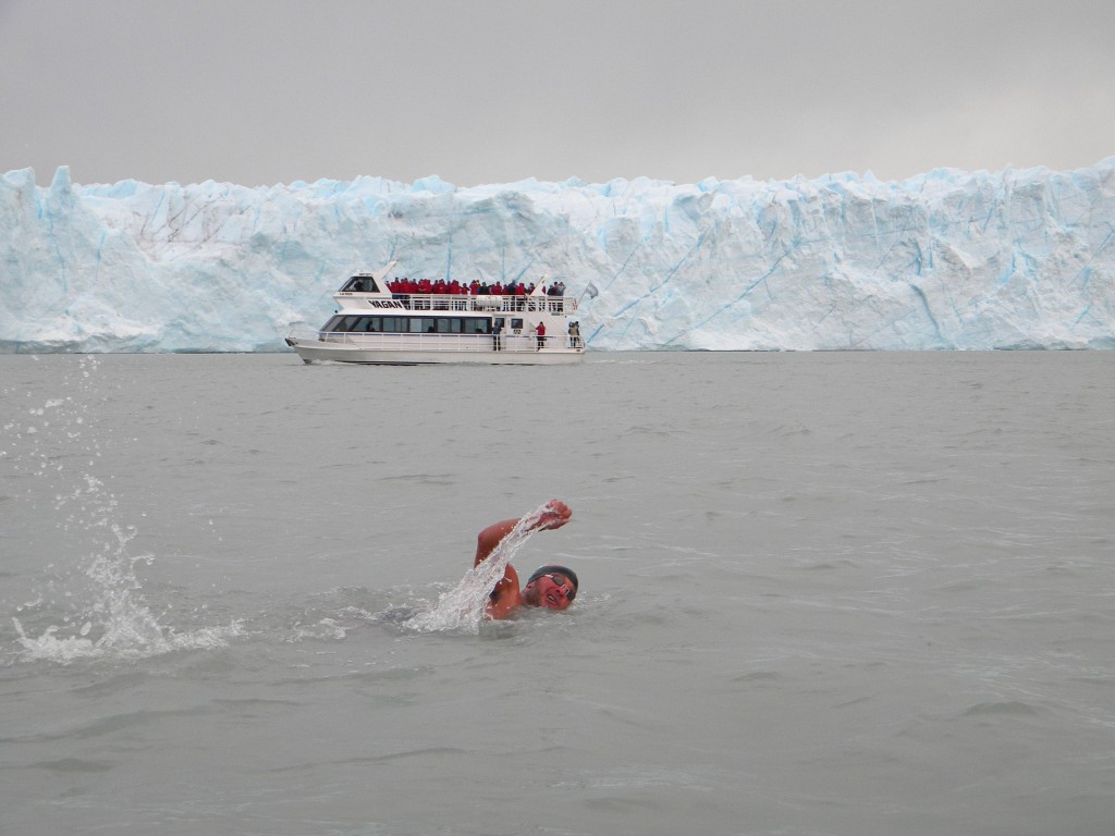 González nadando na Geleira Perito Moreno - Foto: Arquivo Pessoal