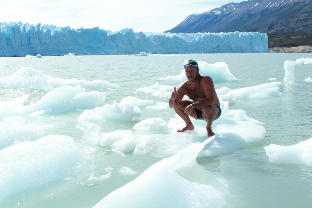 O nadador posa na geleira - Foto: Arquivo Pessoal