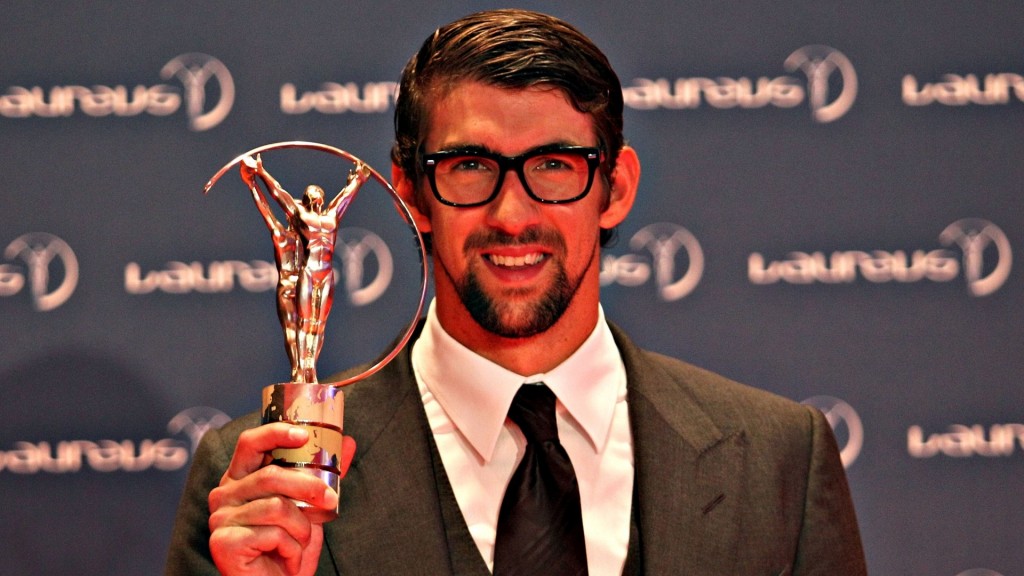 Michael Phelps e seu prêmio Laureus de 2013 (foto: Júlio César Guimarães/UOL)