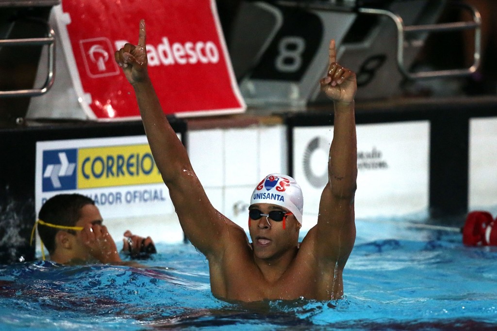 Matheus Santana na piscina do Botafogo, após o fantástico 48s35 nos 100m livre (foto: Satiro Sodré)