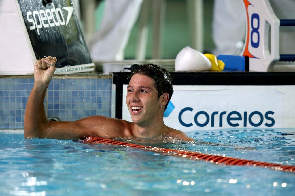 O nadador comemorou bastante o resultado nos 1500m livre - Foto: Satiro Sodré