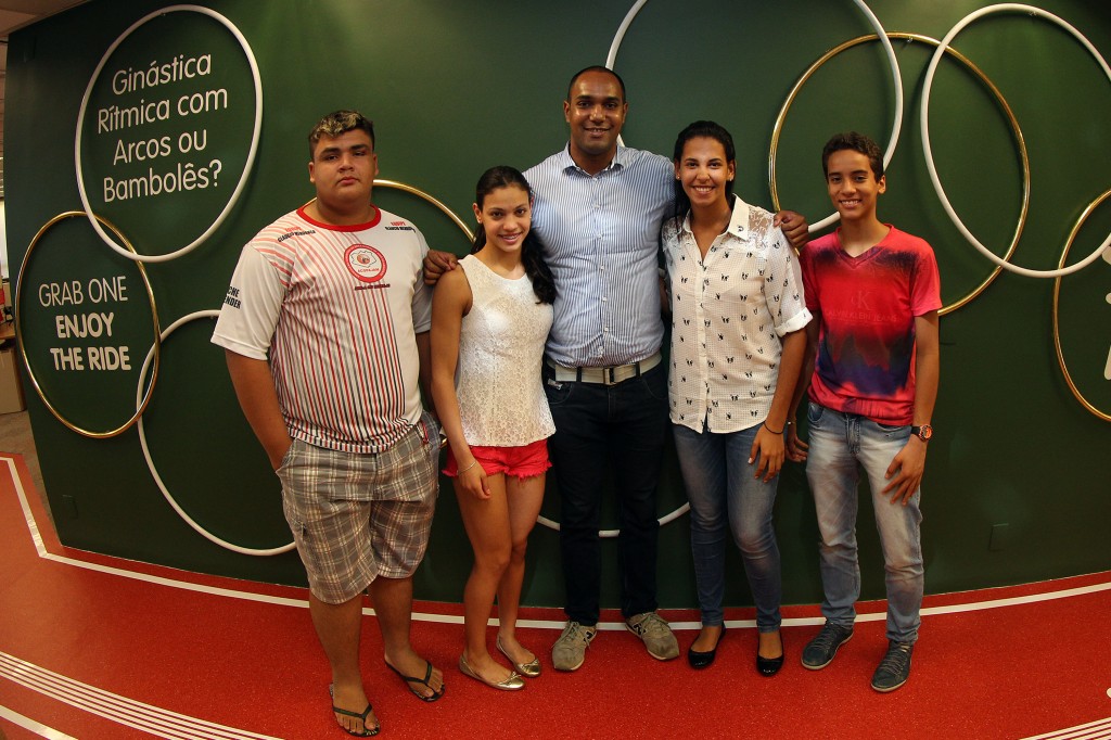 Mangabeira posa com os destaques dos Jogos Escolares da Juventude - Foto: Coca Cola Brasil
