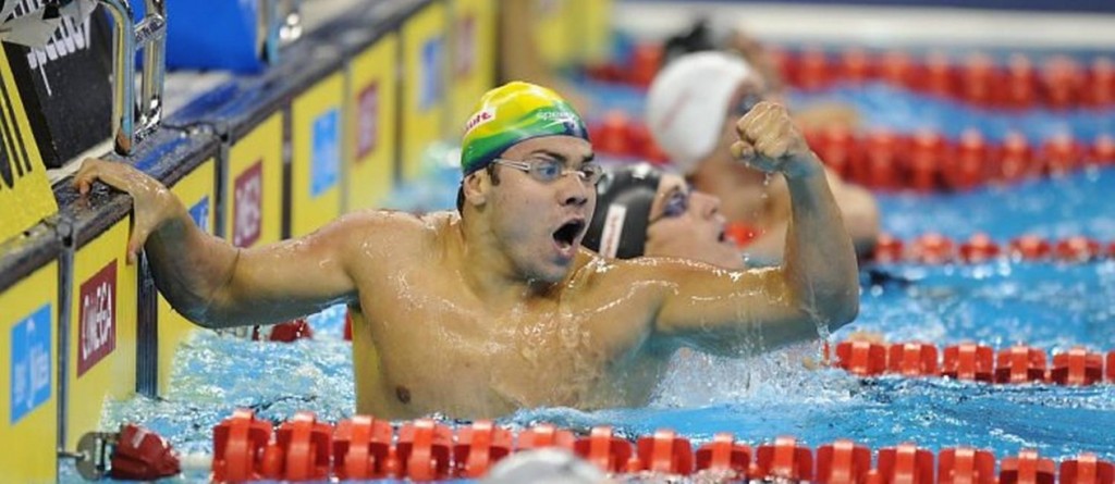 Felipe França comemora o ouro nos 50m peito no mundial de 2010 (foto: AFP)