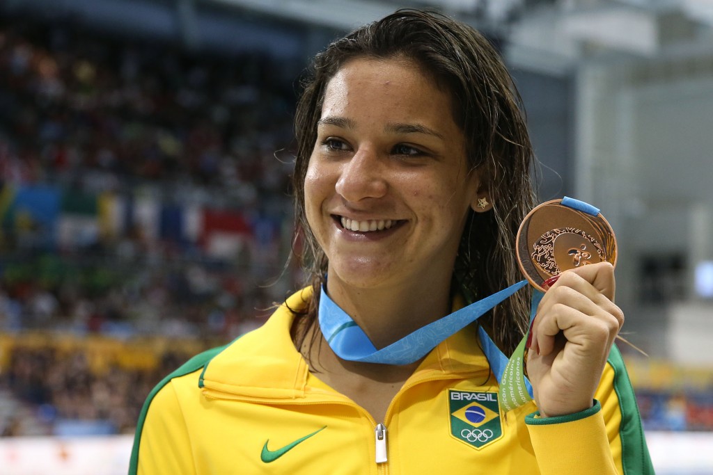 Joanna Maranhão com sua medalha de bronze - Foto: Satiro Sodre/SSPress