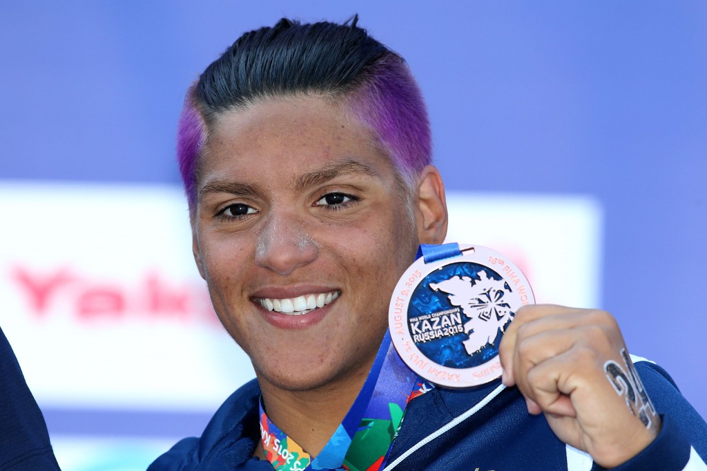 Ana Marcela Cunha e sua medalha de bronze (foto: Satiro Sodré)