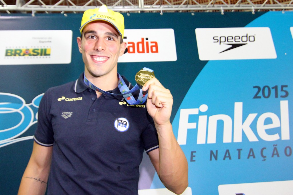 Bruno Fratus posa com a medalha de ouro - Foto: Vitor Silva / SSPress.