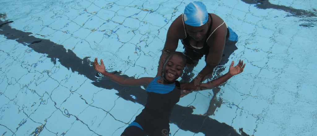 Segundo dados da organização, em 2015, 60 crianças aprenderam o básico na piscina - Foto: Site oficial